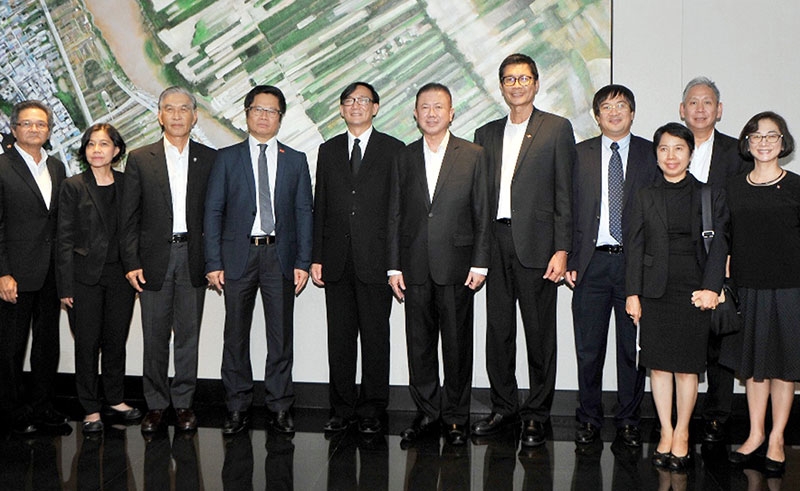 ร่วมมือ : มานพชัย วงศ์ภักดี เอกอัครราชทูตไทยประจำเวียดนาม จัดให้มีการพบปะเพื่อประชุมความร่วมมือภาคเอกชน ระหว่าง ดร.วู เทียน ล็อค ประธานหอการค้าและอุตสาหกรรมเวียดนาม และ อิสระ ว่องกุศลกิจ ประธานคณะกรรมการร่วมสภาหอการค้า สภาอุตสาหกรรม และสมาคมธนาคารไทย (กกร.) โดยมี พรพิมล เพชรกูลพร, สนั่น อังอุบลกุล, อรินทร์ จิรา และ ดร.เสาวณีย์ ไทยรุ่งโรจน์ ที่โรงแรมล็อตเต้ กรุงฮานอย ประเทศเวียดนาม