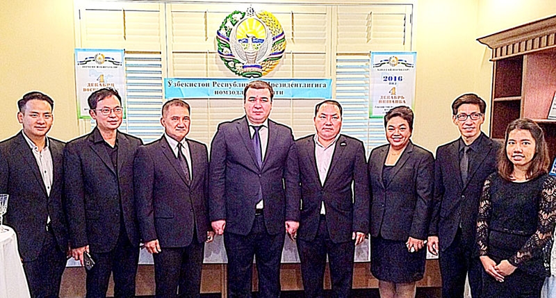 แนะนำ : H.E. Mr. Sherzod Soatov รองกงสุลประเทศอุซเบกิสถานประจำราชอาณาจักรไทย ประชาสัมพันธ์วันเลือกตั้งประธานาธิบดี ที่จะมีขึ้นในวันที่ 4 ธ.ค.นี้ ตลอดจนแนะนำประเทศอุซเบกิสถาน ท่ามกลางกงสุลกิตติมศักดิ์จากประเทศต่างๆ และแขกผู้มีเกียรติมากมาย ณ ทำเนียบทูตอุซเบกิสถาน ถนนวิทยุ