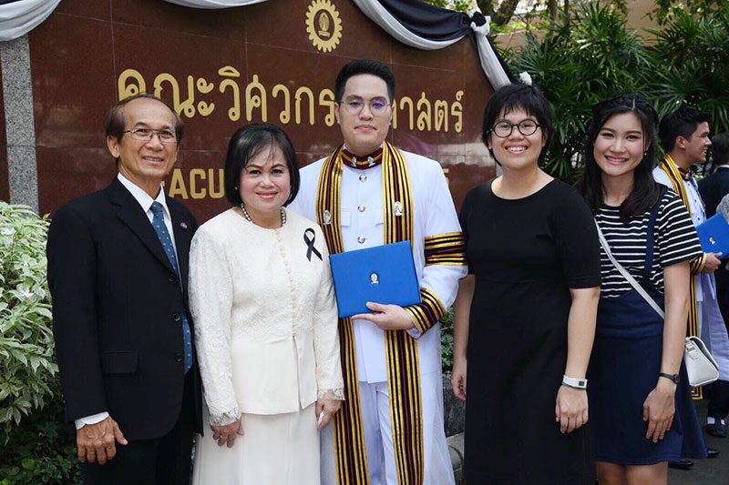 สุดปลื้ม : ไพรัช-ฉวีวรรณ เกียรติโชคชัยกุล ปลื้มยินดีกับลูกชายที่เข้ารับพระราชทานปริญญาบัตรวิศวกรรมศาสตร์ จุฬาลงกรณ์มหาวิทยาลัย โดยมีพี่สาว ชญานิศ เกียรติโชคชัยกุล ร่วมยินดีด้วย