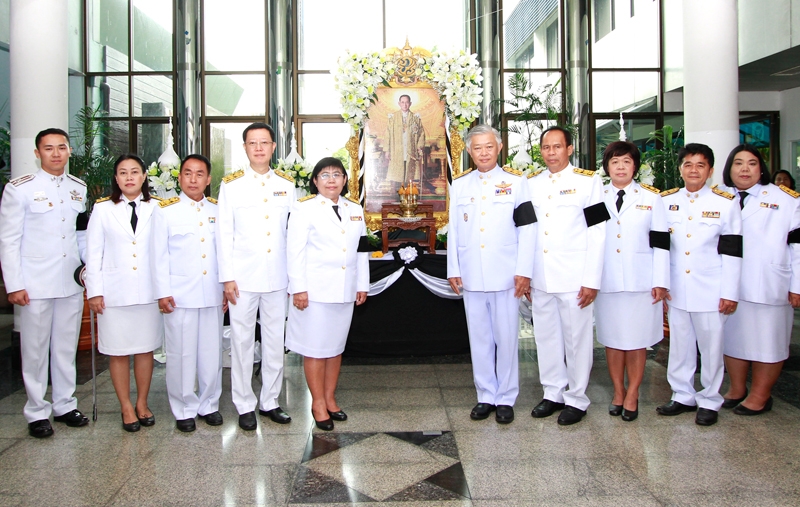 ถวายความไว้อาลัย : ด้วยสำนึกในพระมหากรุณาธิคุณอันล้นพ้นหาที่สุดมิได้ กรมการท่องเที่ยว โดย นางสาววรรณสิริ โมรากุล อธิบดีกรมการท่องเที่ยวและคณะผู้บริหาร พร้อมด้วยข้าราชการ และเจ้าหน้าที่กรมการท่องเที่ยวจัดพิธีบำเพ็ญพระราชกุศลปัณรสมวาร (15 วัน) เพื่อถวายเป็นพระราชกุศลแด่พระบาทสมเด็จพระปรมินทรมหาภูมิพลอดุลยเดช ณ กรมการท่องเที่ยว ถนนพระราม 1 กรุงเทพมหานคร