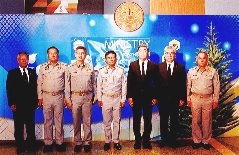 มอบนโยบาย : พลเอกไพบูลย์ คุ้มฉายา รัฐมนตรีว่าการกระทรวงยุติธรรมเป็นประธานเปิดโครงการขับเคลื่อนนโยบายกระทรวงยุติธรรม ประจำปีงบประมาณ พ.ศ.2560 โดยมีผู้บริหารระดับสูง ข้าราชการ และเจ้าหน้าที่ในสังกัดกระทรวงยุติธรรม เข้าร่วมฯ ณ ห้องแกรนด์บอลรูม โรงแรมมิราเคิล แกรนด์ คอนเวนชั่น