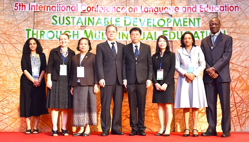 ประชุมวิชาการ : นายแพทย์ธีระเกียรติ เจริญเศรษฐศิลป์ รัฐมนตรีช่วยว่าการกระทรวงศึกษาธิการ เป็นประธานในการเปิดงานประชุมวิชาการนานาชาติ ด้านการบูรณาการระบบการศึกษาแบบยั่งยืน ซึ่งจัดโดย รองศาสตราจารย์ ดร.ขวัญจิต ศศิวงศาโรจน์ ผู้อำนวยการสถาบันวิจัยภาษาและวัฒนธรรมเอเชีย มหาวิทยาลัยมหิดล ร่วมกับ มร.กวาง โจ คิม ผู้อำนวยการสำนักงานยูเนสโกประจำประเทศไทยและเอเชียแปซิฟิก ณ ห้องบอลรูม โรงแรมแลนด์มาร์ค กรุงเทพฯ