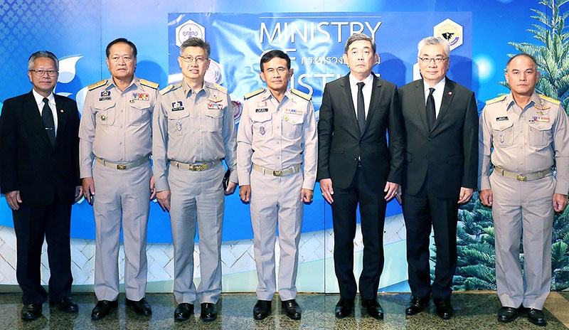 นโยบายปี พ.ศ.2560 : พล.อ.ไพบูลย์ คุ้มฉายา รมว.ยุติธรรม เปิดการประชุมขับเคลื่อนนโยบายกระทรวงยุติธรรม โดยมี พล.อ.นิวัตร มีนะโยธิน ผช.รมต.ประจำกระทรวงยุติธรรม และ ดร.กิตติพงษ์ กิตยารักษ์ ผอ.สถาบันเพื่อการยุติธรรมแห่งประเทศไทย ร่วมงาน ที่ โรงแรมมิราเคิล แกรนด์ คอนเวนชั่น