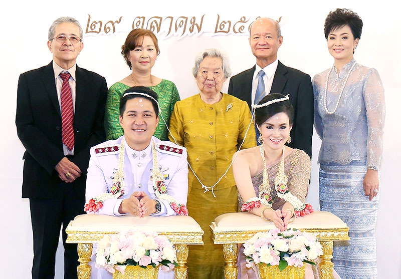 รักมั่น : ศรีสง่า พัวเวส เป็นประธานพิธีหมั้น หลั่งน้ำพระพุทธมนต์และประสาทพร ระหว่าง พรรณอร พัวเวส บุตรี พล.ต.อ.วุฒิ-ปาจรีย์ พัวเวส กับ ร.ต.อ.คณิสร มณีรัตน์ บุตร ชัยพร-อัญชสา มณีรัตน์ ท่ามกลางญาติมิตรที่มาร่วมอวยพรเป็นสักขีพยานอย่างอบอุ่น ที่ โรงแรมมิราเคิล แกรนด์ คอนเวนชั่น