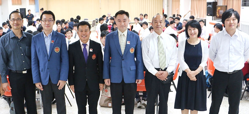 แลกเปลี่ยนความรู้ : รศ.ดร.คมสัน มาลีสี คณบดีคณะวิศวกรรมศาสตร์ สถาบันเทคโนโลยีพระจอมเกล้าเจ้าคุณทหารลาดกระบัง (สจล.) และ รศ.ดร.จารุวัตร เจริญสุข หัวหน้าภาควิชาวิศวกรรมเครื่องกล ต้อนรับ ศ.โนบุทากะ อินาดะ จากสถาบันเทคโนโลยีแห่งชาติ-อิชิคาวะ และคณะนักศึกษาญี่ปุ่น ซึ่งมาร่วมประชุมการวิจัยนวัตกรรมด้านเทคโนโลยีวิศวกรรม และวางแผนศึกษาวิจัยเพื่อพัฒนาคุณภาพชีวิตและเศรษฐกิจที่ยั่งยืนอย่างต่อเนื่องกันทุกปี ที่ สจล.