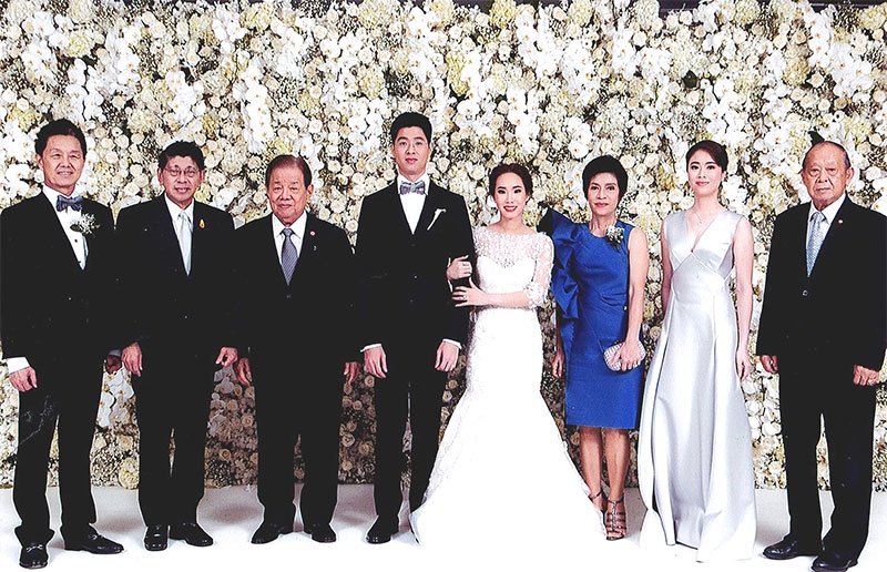 ฉลองสมรส : ดร.วิษณุ เครืองาม รองนายกรัฐมนตรี เป็นประธานพิธีมงคลสมรสระหว่าง ปิยวรรณ สิริพงศ์บุญสิทธิ (บุตรี ชาญณรงค์-กรรณิกา สิริพงศ์บุญสิทธิ) กับ อัคคฤทธิ์ กิตติโชติทรัพย์ (บุตร กำธร-ศิริลักษณ์ กิตติโชติทรัพย์) ณ ห้องแกรนด์บอลรูม โรงแรมแชงกรี-ลา กรุงเทพฯ