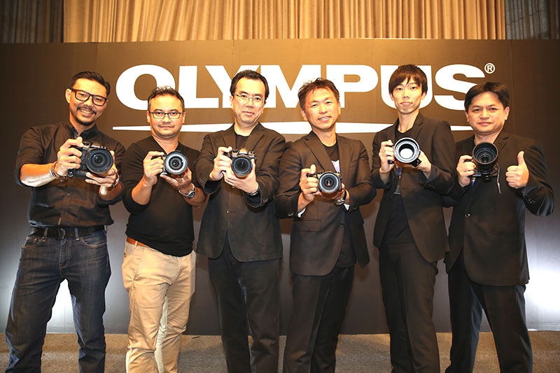 โอลิมปัส เปิดตัว : มร.ชินโช อิเคดะ กรรมการบริษัทและผู้จัดการฝ่ายผลิตภัณฑ์ กล้องถ่ายภาพและอุปกรณ์อิเล็กทรอนิกส์ บริษัท โอลิมปัส (ประเทศไทย) จำกัด เปิดตัวกล้องระดับมืออาชีพ ประสิทธิภาพสูง ขนาดกะทัดรัด น้ำหนักเบา 
สามารถเผชิญได้ในทุกสภาพอากาศ รุ่นใหม่ล่าสุด “โอลิมปัส โอเอ็ม-ดี อี-เอ็ม 1 มาร์ค II” ณ ห้องบอลรูม 1 โรงแรม เอส 31 ถนนสุขุมวิท