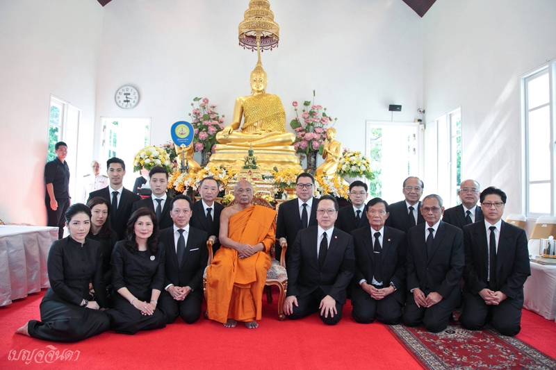 กฐินพระราชทาน : ตลอดระยะเวลา 10 ปีที่ผ่านมา พระบาทสมเด็จพระปรมินทรมหาภูมิพลอดุลยเดช ทรงพระกรุณาโปรดเกล้าฯ พระราชทานผ้าพระกฐินให้กลุ่มบริษัทเบญจจินดา น้อมนำไปถวายพระสงฆ์จำพรรษาถ้วนไตรมาส แก่วัด 9 แห่ง มีรายนามวัดดังนี้ 1. วัดหลักสี่ 2. วัดเทวสุนทร ติดต่อกัน 2 ปี 3. วัดเสมียนนารี 4. วัดชลประทานรังสฤษฏ์ 5. วัดพระศรีมหาธาตุ 6. วัดปทุมคงคาราชวรวิหาร 7. วัดกัลยาณมิตร 8. วัดยานนาวา 9. วัดพระราม ๙ กาญจนาภิเษก