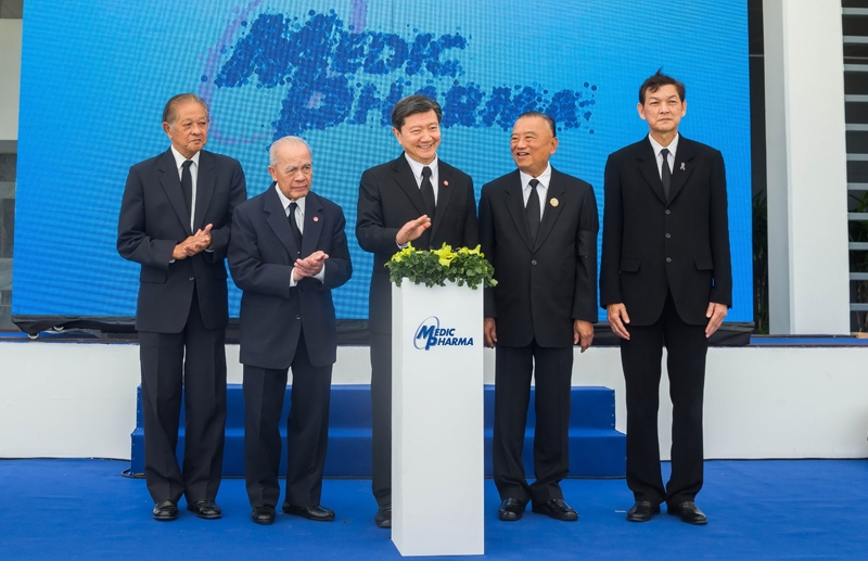 ผลิตยาคุณภาพ : ศาสตราจารย์คลินิกเกียรติคุณ นายแพทย์ปิยะสกล สกลสัตยาทร รัฐมนตรีว่าการกระทรวงสาธารณสุข ร่วมกับ นายแพทย์ปราเสริฐ ปราสาททองโอสถ ประธานคณะผู้บริหารและกรรมการผู้อำนวยการใหญ่ บริษัท กรุงเทพดุสิตเวชการ จำกัด (มหาชน) และประธานกรรมการบริษัท สหแพทย์เภสัช จำกัด ร่วมเป็นประธานเปิด โรงงานบริษัท สหแพทย์เภสัช จำกัด อย่างเป็นทางการ ณ นิคมอุตสาหกรรมสินสาคร จ.สมุทรสาคร