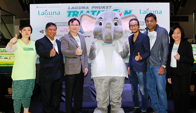 Cocomax สนับสนุน : ขจรเกียรติ รักพาณิชมณี รองผู้ว่าฯ จ.ภูเก็ต, พรหมโชติ ไตรเวท
หน.ผู้ตรวจราชการกระทรวงการท่องเที่ยวและกีฬา, ตูน บอดี้สแลม, วาสนา จิระสุรเดช ผจก.ฝ่ายการตลาดผลิตภัณฑ์น้ำมะพร้าวแท้ 100% ตราโคโค่แม็ก (Cocomax) บจ.เอเชียติค อุตสาหกรรมเกษตร แถลงข่าวการจัดแข่งขันลากูน่าภูเก็ตไตรกีฬา ครั้งที่ 23 ณ โรงแรมบันยันทรี กรุงเทพฯ
ปีนี้ น้ำมะพร้าวแท้ 100% โคโค่แม็ก สนับสนุนการจัดงานพร้อมเสิร์ฟความสดชื่นแบบทุกที่
ทุกเวลา ให้กับผู้เข้าแข่งขันจากทั่วโลกได้ “สดชื่นเต็มที่ สุขภาพดีเต็มแม็ก” การแข่งขันมีกำหนด
จัดขึ้น วันที่ 20 พฤศจิกายน ณ ลากูน่า จ.ภูเก็ต