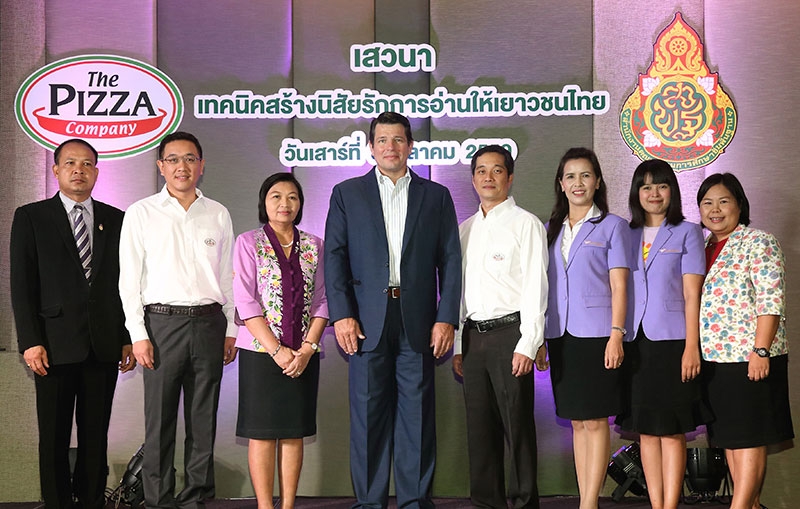 ส่งเสริมรักการอ่าน : มร.จอห์น ไฮเน็ค ประธานบริหารฝ่ายปฏิบัติการ บมจ.เดอะ ไมเนอร์ ฟู้ด กรุ๊ป
จัดงานเปิดตัวโครงการส่งเสริมรักการอ่าน ปีที่ 14 พร้อมจัดเสวนาเทคนิคสร้างนิสัยรักการอ่าน
ให้เยาวชนไทย ให้แก่ตัวแทนครูในจังหวัดขอนแก่น โดยมี ศกุนตลา สุขสมัย รอง ผอ.สำนักวิชาการ
และมาตรฐานการศึกษา สำนักงานคณะกรรมการการศึกษาขั้นพื้นฐาน (สพฐ.) ร่วมงาน ณ โรงแรม
อวานี ขอนแก่น โฮเทล แอนด์ คอนเวนชั่น เซ็นเตอร์