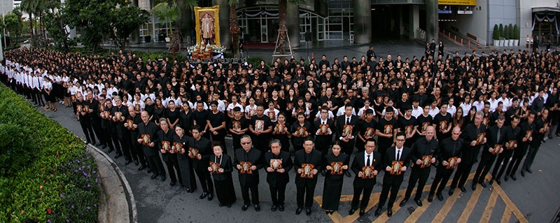 พ่อหลวงแห่งแผ่นดิน : สุทธิเกียรติ จิราธิวัฒน์ ประธานกรรมการ พร้อมด้วย
คณะผู้บริหาร พนักงานโรงแรมและรีสอร์ทในเครือเซ็นทารา กลุ่มผู้ค้าในศูนย์การค้า
เซ็นทรัลเวิลด์ และประชาชน ร่วมกันถวายอาลัย ร้องเพลงสรรเสริญพระบารมี 
ณ บริเวณถนนหน้าโรงแรมเซ็นทาราแกรนด์ฯ เซ็นทรัลเวิลด์ ราชประสงค์
