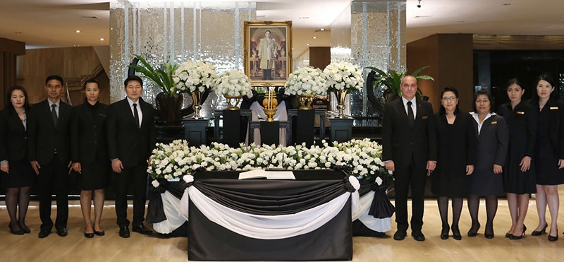 สำนึกในพระมหากรุณาธิคุณ : มร.คาร์รอส ซานเชส วิซาน ผช.ผจก.ทั่วไป โรงแรมเซ็นทาราแกรนด์ฯ ลาดพร้าว พร้อมคณะผู้บริหารโรงแรมฯ ร่วมถวายสักการะ
หน้าพระบรมฉายาลักษณ์ แสดงความอาลัยแด่พระบาทสมเด็จพระปรมินทรมหาภูมิพลอดุลยเดช ณ บริเวณล็อบบี้ โรงแรมเซ็นทาราแกรนด์ฯ ลาดพร้าว