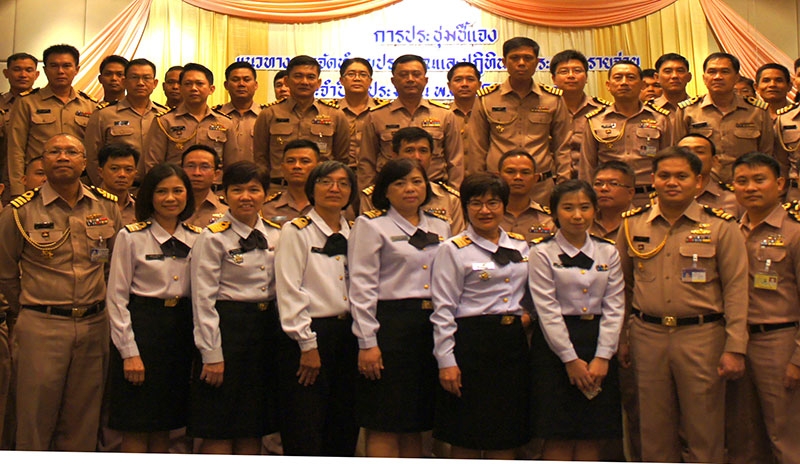 ชี้แจง : พล.ร.ต. ธีรกุล กาญจนะ ผอ.สำนักงบประมาณ สำนักงานปลัดบัญชีทหารเรือ เปิดการประชุมหัวข้อ “แนวทางการจัดทำงบประมาณและปฏิทินงบประมาณ
รายจ่ายปี พ.ศ.2561 ของ ทร.” โดยมี น.อ.ณพ พรรณเชษฐ รอง ผอ.สำนักงบประมาณ สำนักปลัดบัญชีทหารเรือ ร่วมงาน ที่ โรงแรมรอยัลซิตี้