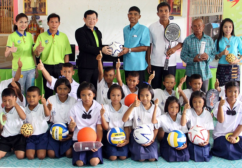 กลับบ้านเกิด : วิชัย กิ่งชา ผอ.โครงการกลุ่มสิทธิผล วีแคร์ จัดโครงการ “Local Hero 
ฮีโร่แห่งท้องถิ่น กลับคืนถิ่นเพื่อน้อง” ครั้งที่ 16 โดยนำพนักงานที่ร่วมงานกับสิทธิผลกรุ๊ป ทำความดีตอบแทนอดีตสถานศึกษา ร่วมมอบชุดคอมพิวเตอร์ อุปกรณ์การเรียนและอุปกรณ์กีฬา ที่ โรงเรียนบ้านดอนพะงาด จ.นครราชสีมา