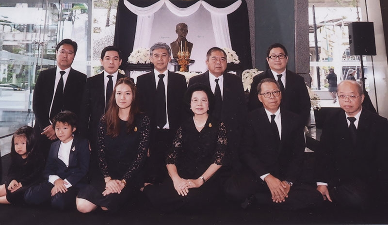 น้อมอาลัย : พจนีย์ ธนวรานิช ประธานกรรมการ บริษัท ยูนิเวนเจอร์ จำกัด
(มหาชน) นำคณะผู้บริหาร พนักงาน และผู้เช่าอาคารปาร์คเวนเชอร์ อีโคเพล็กซ์ ร่วมถวายสักการะพระบรมรูปเพื่อถวายอาลัยแด่ พระบาทสมเด็จพระปรมินทรมหาภูมิพลอดุลยเดช ณ ล็อบบี้ อาคารปาร์คเวนเชอร์ อีโคเพล็กซ์ ถนนเพลินจิต