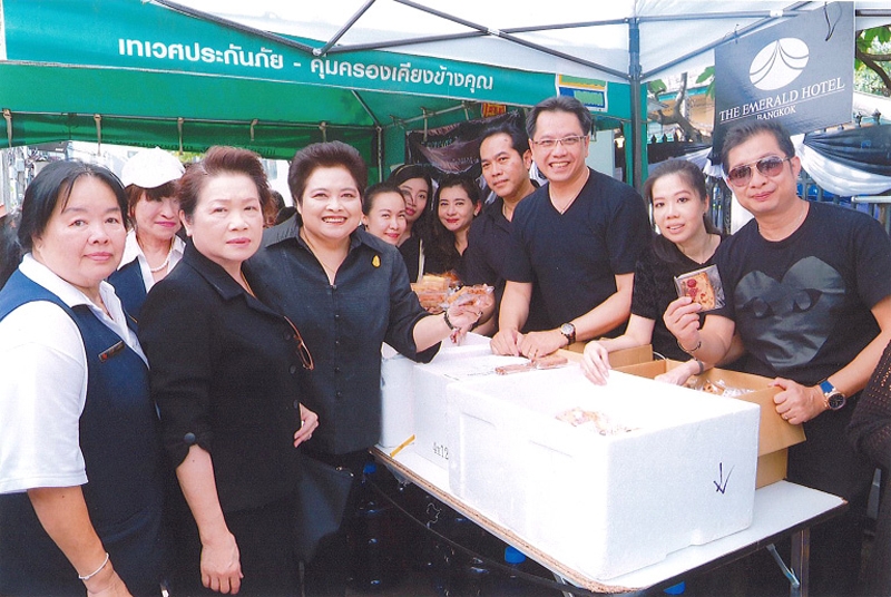 จิตอาสา : ฝ่ายบริหารโรงแรมดิ เอมเมอรัลด์ นำโดย สุรัตน์ แก้วดี ผู้จัดการทั่วไป นำทีมพนักงานโรงแรมร่วมกิจกรรมจิตอาสา แจกเบเกอรี่ น้ำหวานและน้ำเก๊กฮวย รวมทั้งเดินเก็บขยะบริเวณโดยรอบ เพื่อถวายเป็นพระราชกุศลแด่พระบาทสมเด็จพระปรมินทรมหาภูมิพลอดุลยเดช มหิตลาธิเบศรรามาธิบดี จักรีนฤบดินทร สยามินทราธิราช บรมนาถบพิตร ณ บริเวณรถประกอบอาหารเคลื่อนที่ มูลนิธิเพื่อนพึ่ง(ภาฯ) ยามยาก สภากาชาดไทย