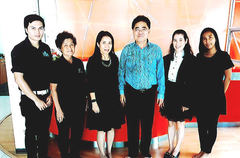 เทศกาลลอยกระทง : จิดาภา พรรณรัตน์ หัวหน้าศูนย์เยาวชนบางขุนเทียน และ จักรพันธ์ วรอาคาร เลขานุการสมาคมเสริมความงามแห่งประเทศไทย ประชุมคณะกรรมการจัดงาน “ประเพณีลอยกระทง” ณ ศูนย์เยาวชนบางขุนเทียน
ถนนพระราม 2 โดยมี ทัศนีย์ ตั้งพระคุณ ประธานกองทุนแม่ของแผ่นดิน เคหะชุมชนธนบุรี 1 ร่วมประชุมด้วย