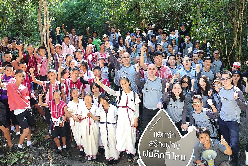 แอกซ่า สร้างฝายตามแนวพระราชดำริ : มร.มาร์ติน รูแอค กรรมการผู้อำนวยการ บริษัท แอกซ่า ประกันภัย จำกัด (มหาชน) ร่วมกับองค์การแคร์นานาชาติ (CARE) ในนามมูลนิธิรักษ์ไทย จัดโครงการ “ฝนตกที่ไหน?” นำทีมอาสาสมัครแอกซ่าและชาวชุมชน ร่วมสร้างฝายชะลอน้ำตามแนวพระราชดำริ คืนความชุ่มชื้นกลับสู่ผืนป่า ที่หมู่บ้านแจ่มหลวง อ.กัลยาณิวัฒนา จ.เชียงใหม่