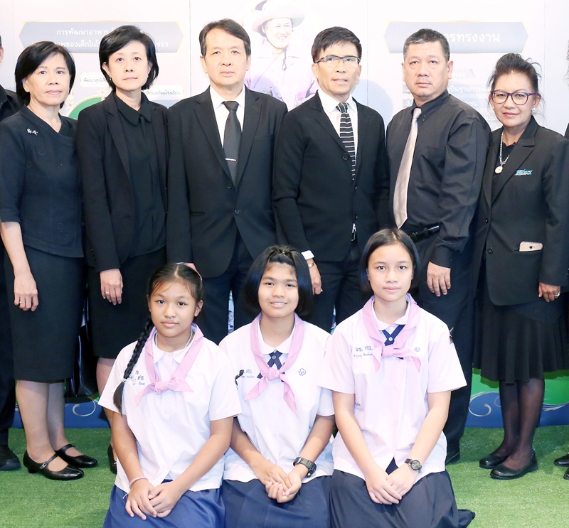 อนามัยวัยเยาว์ : นพ.ณัฐพร วงษ์ศุทธิภากร รองอธิบดีกรมอนามัย เป็นประธานเปิดการประชุมหัวข้อ “เดินหน้าเพื่อพัฒนาสู่ความยั่งยืน ภายใต้โครงการเจริญตามรอยพระยุคลบาทฯ พัฒนารูปแบบการจัดการด้านอาหารโภชนาการและสุขภาพ เพื่อเด็กไทยแก้มใส” โดยมี พญ.นภาพรรณ วิริยะอุตสาหกุล ผอ.สำนักโภชนาการ, สง่า ดามาพงษ์ ผู้ทรงคุณวุฒิ สสส. และ วสุนธรี เสรีสุชาติ นักโภชนาการชำนาญการ ร่วมงาน ที่โรงแรมมิราเคิล แกรนด์ คอนเวนชั่น