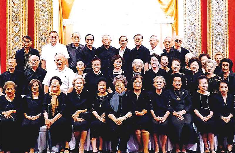 อุทิศส่วนกุศล : พล.อ.วิมล วงศ์วานิช ประธานวปอ. รุ่นที่ 30 และเพื่อนๆ ร่วมรุ่น อาทิ พล.อ.จรูญ พูนสนอง, พล.ร.อ.วิเชษฐ การุณยวนิช, พล.อ.ท.สวาสดิ์ ปีตะเสน, อนันต์ ชำนาญกิจ, สมบูรณ์ มณีนาวา วีระวัฒน์ บุณยเกตุ และ เจน บุญส่ง มาร่วมบำเพ็ญบุญอุทิศส่วนกุศลให้เพื่อนร่วมรุ่นที่วายชนม์ ด้วยความรักและผูกพันที่มียาวนานมาตลอด 29 ปี ณ ห้องมณเฑียรทิพย์ โรงแรมมณเฑียร กรุงเทพฯ ถนนสุรวงศ์