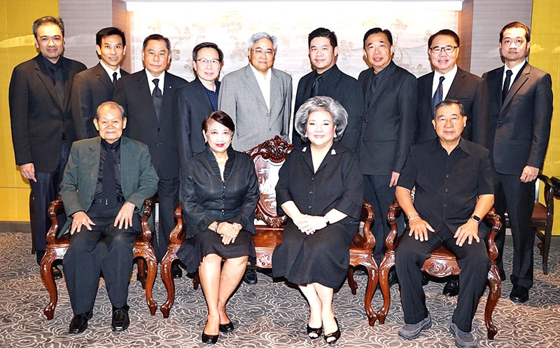 ประชุม : คุณหญิงทรงสุดา ยอดมณี นายกสมาคมนักเรียนเก่าสหรัฐอเมริกา ในพระบรมราชูปถัมภ์ จัดประชุมกรรมการบริหารชุดใหม่ โดยมี ไกรศรี ตุลารักษ์, ปัญญ์ชลี เพ็ญชาติ, พล.ร.อ.ถมรัตน์ หทโยดม, พรวิช ศิลาอ่อน, อนิรุทธ์ มหธร, ประกอบ มุกุระ, ฉัตรเฉลิม ธรรมจรีย์, ดร.ขจิต สุขุม, ศรีล สุขุม, พีระ กาญจนภพ, สมพันธ์ จารุมิลินท และ กฤตพณ ทัพพะรังสี ร่วมประชุมด้วย ที่โรงแรมเดอะ สุโกศล