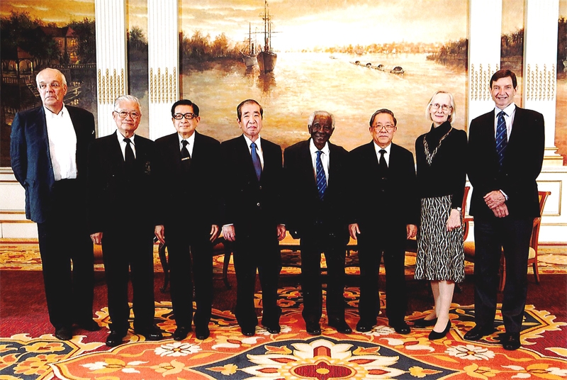 ประชุม : ศ.นพ.วิจารณ์ พานิช ประธานคณะกรรมการรางวัลนานาชาติมูลนิธิรางวัลสมเด็จเจ้าฟ้ามหิดลฯ จัดประชุมพิจารณาคัดเลือกผู้สมควรได้รับพระราชทานรางวัลสมเด็จเจ้าฟ้ามหิดล ประจำปี พ.ศ. 2559 ที่ห้องเอมบาสซี่ โรงแรมแมนดาริน โอเรียนเต็ล กรุงเทพฯ โดยมี ศ.นพ.วิศิษฎ์ สิตปรีชา, ศ.นพ.ไกรสิทธิ์ ตันติศิรินทร์, ศาสตราจารย์ ทาดามิสสุ
คิชิโมโต และ ศาสตราจารย์อาเดโตคุนโบ โอ ลูคัส ร่วมงานด้วย