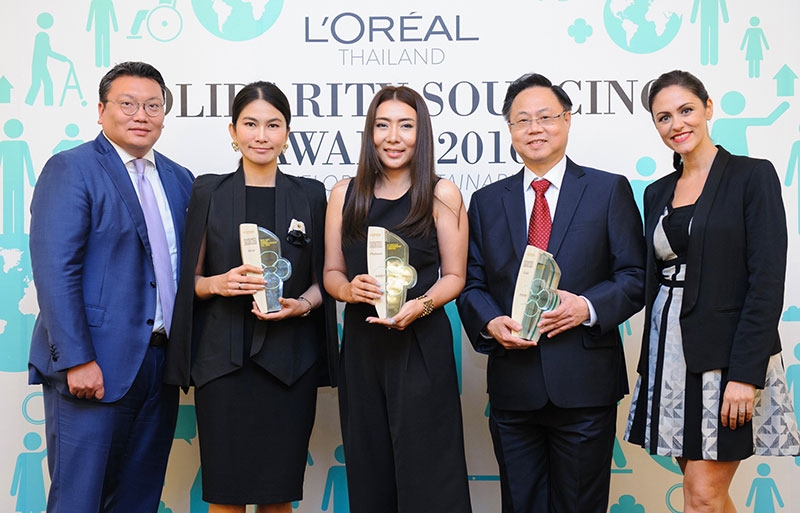 สร้างงานแก่ผู้ขาดโอกาส : นาตาลี เกอร์ชไตน์ เคอโรดี กก.ผจก.บจ.ลอรีอัล (ประเทศไทย) ประธานพิธีมอบรางวัลให้แก่พันธมิตรทางธุรกิจที่ได้ร่วมมือกันส่งเสริม และผลักดันตามโครงการจัดหาจ้างงานผู้ขาดโอกาสทางสังคม ภายใต้พันธสัญญาแห่งความยั่งยืน “Sharing BeautyWith All” ของลอรีอัล กรุ๊ป ซึ่งมีเป้าหมายที่จะช่วยสร้างงานให้แก่ผู้ขาดโอกาสในชุมชน ทั้งผู้พิการและผู้สูงอายุหลังวัยเกษียณได้มีรายได้ มีอาชีพที่มั่นคงจำนวน 50 คนภายในสิ้นปีนี้ ณ โรงแรมแกรนด์ เซนเตอร์ พอยต์ เทอร์มินัล 21 ถ.สุขุมวิท