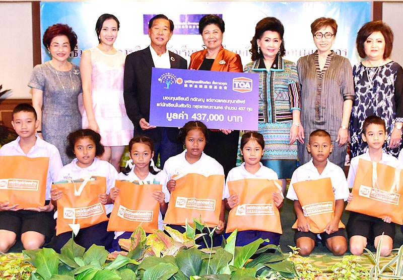 437 ทุน : ประจักษ์-ละออ ตั้งคารวคุณ ประธานที่ปรึกษากลุ่มบริษัททีโอเอ และมูลนิธิคุณแม่ลี้กิมเกียวสนับสนุนทุนการศึกษา 437,000 บาท ให้แก่ ผุสดี ตามไท รองผู้ว่าราชการกรุงเทพมหานคร เพื่อมอบให้นักเรียนที่มีความกตัญญู แต่ขาดแคลนทุนทรัพย์ ของสำนักการศึกษากรุงเทพมหานคร ที่ศาลาว่าการ กทม.