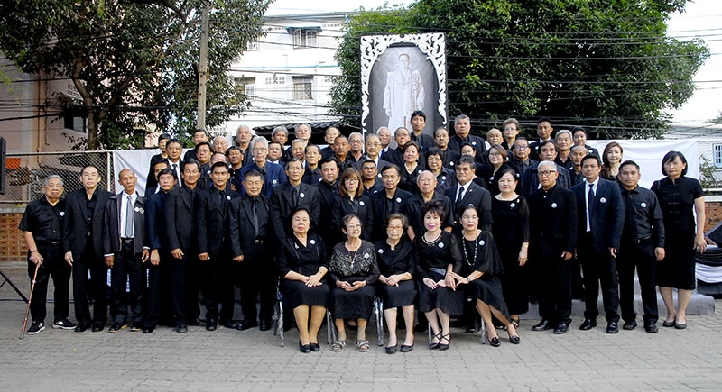 รวมใจคนสื่อถวายความไว้อาลัย : ผู้นำองค์กรวิชาชีพสื่อกว่า 30 องค์กร รวมทั้ง
ผู้อาวุโสวงการสื่อ อาทิ พงษ์ศักดิ์ พยัฆวิเชียร, มานิจ สุขสมจิตร, บัญญัติ ทัศนียะเวช
ฯลฯ เข้าร่วมใน “งานรวมใจคนสื่อแสดงความไว้อาลัยถวายพระเจ้าอยู่หัว รัชกาลที่ 9”
ซึ่งมีสื่อมวลชนแขนงต่างๆ หลายร้อยคนมาร่วมกันแสดงความไว้อาลัยที่สมาคมนักข่าวนักหนังสือพิมพ์แห่งประเทศไทย ตรงข้ามโรงพยาบาลวชิระ