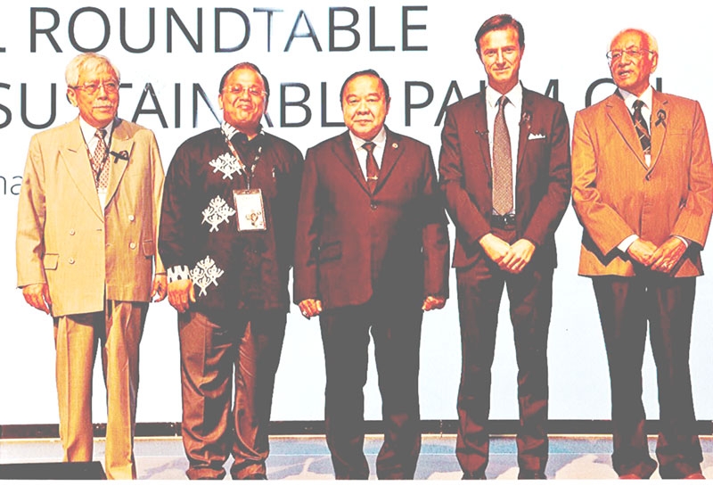 ประชุม : พล.อ.ประวิตร วงษ์สุวรรณ รองนายกรัฐมนตรีและรัฐมนตรีว่าการกระทรวงกลาโหม เป็นประธานพิธีเปิดการประชุมประจำปี เรื่อง “การผลิตปาล์มน้ำมันอย่างยั่งยืน ครั้งที่ 14” จัดโดย สภาปาล์มน้ำมันแห่งประเทศมาเลเซีย
ณ ห้องแกรนด์บอลรูม โรงแรมแชงกรี-ลา กรุงเทพฯ