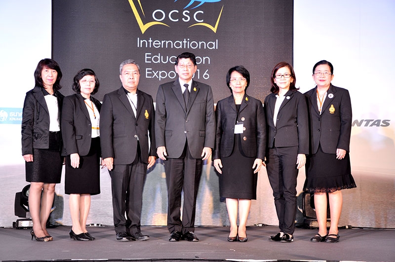 มหกรรมการศึกษา : ศ.กิตติคุณ ดร.วิษณุ
เครืองาม รองนายกรัฐมนตรี เป็นประธาน
เปิดงาน “มหกรรมการศึกษาต่อต่างประเทศ
ครั้งที่ 13” ภายในงานมีการให้ข้อมูล
เจาะลึกเรื่องขอรับทุนการเตรียมตัว
เพื่อรับสมัครทุนรัฐบาลหลายประเภท รวมทั้ง
การขอรับทุนการศึกษาโดยตรงจาก
มหาวิทยาลัยชั้นนำทั่วโลก รวมมากกว่า
500 ทุน และได้รับความสนใจจากนักเรียน
นักศึกษาเข้ามาดูงานเป็นจำนวนมาก โดยมี
เมธินี เทพมณี เลขาธิการสำนักงาน
คณะกรรมการข้าราชการพลเรือน (ก.พ.)
ต้อนรับ ณ รอยัล ฮอลล์ ชั้น 6 ศูนย์การค้า
สยามพารากอน