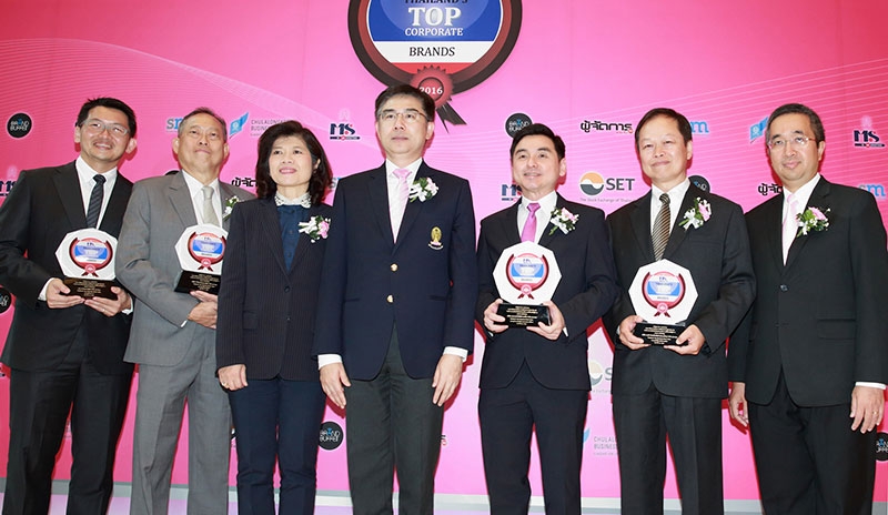 ขับเคลื่อนเศรษฐกิจไทยอย่างยั่งยืน : ศ.ดร.บัณฑิต เอื้ออาภรณ์ อธิการบดีจุฬาฯ ร่วมกับ
ตลาดหลักทรัพย์แห่งประเทศไทย มอบรางวัลสุดยอดแบรนด์องค์กรไทย 2016 โดยมี
วิชัย ศักดิ์สุริยา รองประธานฝ่ายปฏิบัติการ บมจ.เดลต้า อีเลคโทรนิคส์ ซึ่งมีมูลค่าแบรนด์สูงสุดในหมวดอิเล็กทรอนิกส์และไอซีทีในปี 2559