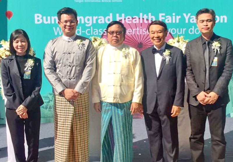 เวชศาสตร์ชะลอวัย : ผศ.นพ.พันธ์ศักดิ์ ศุกระฤกษ์ ผอ.ด้านการแพทย์ ศูนย์ส่งเสริม
สุขภาพไวทัลไลฟ์ โรงพยาบาลบำรุงราษฎร์ และ ดร.มาคัส โม เนียน ชอว์ ผอ.บห.ศูนย์บริการการแพทย์นานาชาติ กรุงย่างกุ้ง ร่วมเปิดงาน “Bumrungrad Health Fair Yangon” ที่กรุงย่างกุ้ง สาธารณรัฐแห่งสหภาพเมียนมา