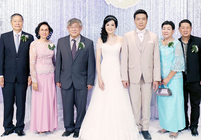 รักหวาน : ศ.นพ.ประสิทธิ์ ผลิตผลการพิมพ์ รองอธิการบดีฝ่ายวิจัย มหาวิทยาลัยมหิดล เป็นประธานพิธีฉลองมงคลสมรส ระหว่าง พญ.ดร.ประวีณ์นุช เพ็ญภาสกานต์ บุตรี
สุพิชฌาย์-ศิลป เพ็ญภาสกานต์ กับ ปิติพงษ์ วนขจรไกร บุตร ธนสิทธิ์-นันทกา
วนขจรไกร ที่โรงแรมมิราเคิล แกรนด์ คอนเวนชั่น