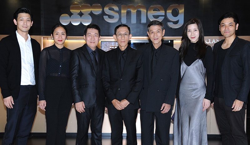 ดีไซน์สุดล้ำ : วันชัย-วิรชัย-วิรพงษ์ สวนศิลป์พงศ์ กรรมการ บจก.เพ็น เค อินเตอร์
เทรดดิ้ง จัดงาน “SMEG: Dolce Stil Novo” เปิดตัวเครื่องครัว Dolce Stil
Novo ด้วยนวัตกรรมผสมผสานเทคโนโลยีทันสมัย โดยมี ม.ร.ว.นิภานพดารา ยุคล,
อธิชัย โปษยานนท์ และ จารุจิต ใบหยก ร่วมงาน ที่เมืองทองธานี