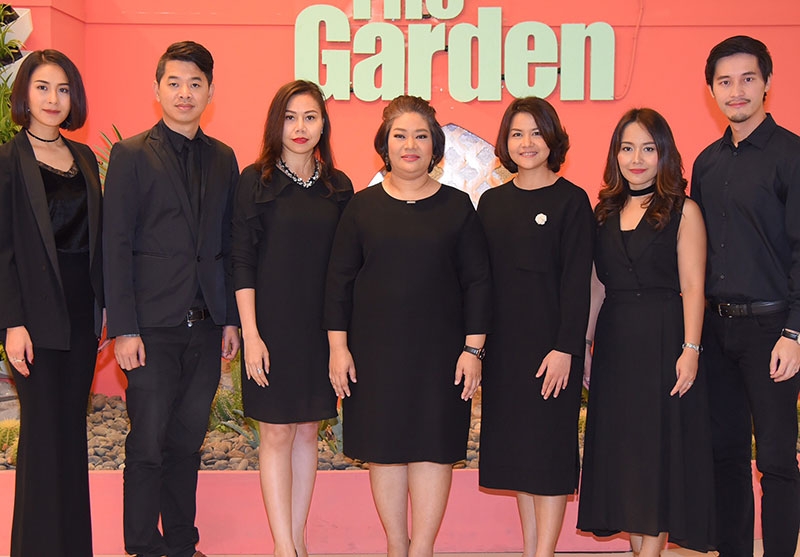 The Garden 2016 : สมาพร คำชาย ผอ.ฝ่ายลีสซิ่ง ศูนย์การค้าแฟชั่นไอส์แลนด์ จัดงานแสดงต้นกระบองเพชรหลากหลายสายพันธุ์หายาก พร้อมนิทรรศการ “สวนของพ่อ”
รวมต้นไม้ที่เกี่ยวข้องกับโครงการอันเนื่องมาจากพระราชดำริของพระบาทสมเด็จพระปรมินทร
มหาภูมิพลอดุลยเดช ที่ศูนย์การค้าแฟชั่น ไอส์แลนด์