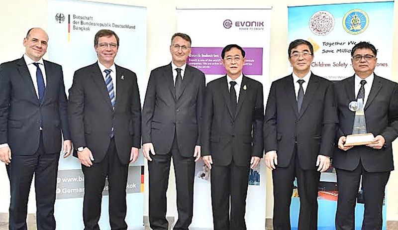 ความปลอดภัยทางถนน : H.E. Mr. Peter Prugel เอกอัครราชทูตสหพันธ์สาธารณรัฐเยอรมนีประจำราชอาณาจักรไทย เป็นประธานในพิธีมอบรางวัล “รางวัลความปลอดภัยทางถนนของเอวอร์นิค” Dr. Florian Kirschner และ Mr. Jochen Henkels (ผู้อำนวยการ EVONIK) เป็นผู้มอบให้แก่ กรมทางหลวงชนบท (DRR) โดยมี อาคม เติมพิทยาไพสิฐ (รมว.กระทรวงคมนาคม) มาร่วมเป็นเกียรติ ณ ทำเนียบเอกอัครราชทูตเยอรมนี ถนนสาทร