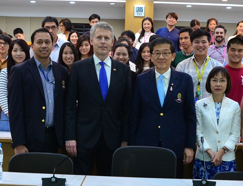 ให้ความรู้ : ศ.ดร.เกื้อ วงศ์บุญสิน รอง ผอ.สถาบันบัณฑิตศศินทร์ จุฬาฯ และ รศ.ดร.ศิริยุพา 
รุ่งเริงสุข ผอ.หลักสูตรการบริหารงานบุคคล สถาบันบัณฑิตศศินทร์ จุฬาฯ ต้อนรับ ฯพณฯ อุฟเฟอ วูฟเฮเชล เอกอัครราชทูตเดนมาร์ก ที่ให้เกียรติเป็นวิทยากรบรรยายในหัวข้อเรื่อง ผู้นำกับทักษะการสร้างเครือข่ายความสัมพันธ์ ให้กับคณะนิสิตของสถาบันบัณฑิตศศินทร์ จุฬาฯ