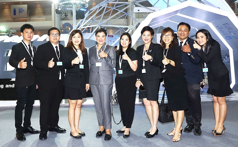 สานภารกิจ : วีราภรณ์ เจริญวิวัฒนพงษ์ ผู้อำนวยการส่วนงานวิเคราะห์โครงการและติดตามประเมินผลสำนักงานกองทุนวิจัยและพัฒนากิจการกระจายเสียง กิจการโทรทัศน์ และกิจการโทรคมนาคม เพื่อประโยชน์สาธารณะ ภายใต้การกำกับดูแลของสำนักงาน กสทช.พร้อมคณะ ในงาน ITU Telecom World 2016 ณ อาคาร
ชาเลนเจอร์ ศูนย์แสดงสินค้าและการประชุมอิมแพค เมืองทองธานี