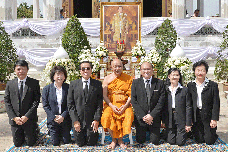 กฐินพระราชทาน ร.9 : สุรศักดิ์ เดชะรินทร์ กรรมการและที่ปรึกษาอาวุโส บริษัท บางกอกกล๊าส จำกัด (มหาชน) หรือ บีจี(BG) เป็นประธานในพิธีอัญเชิญผ้าพระกฐินพระราชทาน ประจำปี 2559 จากพระบาทสมเด็จพระปรมินทรมหาภูมิพลอดุลยเดช ทอดถวาย ณ วัดเขียนเขต พระอารามหลวง ต.บึงยี่ไถ อ.ธัญบุรี จ.ปทุมธานี