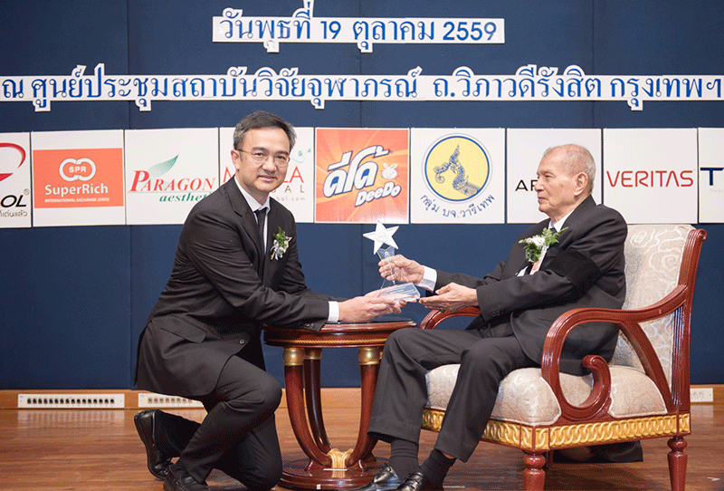 บุคคลตัวอย่าง : กำธร ศิลาอ่อน รองผู้จัดการใหญ่อาวุโสสายการผลิตและซัพพลายเชน บริษัท เอส แอนด์ พี ซินดิเคท จำกัด (มหาชน) รับมอบโล่เกียรติยศ “บุคคลตัวอย่างภาคธุรกิจแห่งปี 2016 ภาคธุรกิจอาหารและเครื่องดื่ม” 
จาก พล.อ.พิจิตร กุลละวณิชย์ องคมนตรี โดยมูลนิธิสภาวิทยาศาสตร์และเทคโนโลยีแห่งประเทศไทย (มสวท.) ณ สถาบันวิจัยจุฬาภรณ์