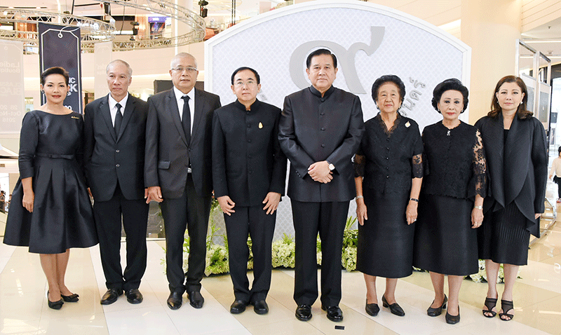 “ทรงสถิตในดวงใจไทยนิรันดร์” : พล.อ.ธนะศักดิ์ ปฏิมาประกร รองนายกรัฐมนตรี 
เป็นประธานเปิดงานนิทรรศการ “ทรงสถิตในดวงใจไทยนิรันดร์” พร้อมชมภาพ
เหตุการณ์ประวัติศาสตร์พระบาทสมเด็จพระปรมินทรมหาภูมิพลอดุลยเดชที่รวบรวม
เป็นหลักฐานนำมาจัดทำจดหมายเหตุฉบับประชาชน โดยมี วีระ โรจน์พจนรัตน์, ชฎาทิพ จูตระกูล, ดร.พงศ์ศักติ์ฐ์ เสมสันต์, ปรารพ เหล่าวานิช, ท่านผู้หญิงอังกาบ บุณยัษฐิติ, คุณหญิงจามรี สนิทวงศ์ ณ อยุธยา และ ม.ล.ขวัญทิพย์ เทวกุล 
มาร่วมงานด้วย ณ ไลฟ์สไตล์ ฮอลล์ ชั้น 2 ศูนย์การค้าสยามพารากอน