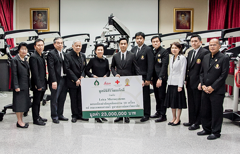รับมอบ : คุณหญิงวรรณา สิริวัฒนภักดี ประธานมูลนิธิสิริวัฒนภักดี มอบกล้องผ่าตัดจุลศัลยกรรม (Microscope) จำนวน 10 เครื่อง มูลค่า 23,000,000 บาท (ยี่สิบสามล้านบาท) ให้แก่คณะแพทยศาสตร์ จุฬาลงกรณ์มหาวิทยาลัย ผ่านทาง หน่วยประสาทศัลยศาสตร์ เพื่อใช้ใน ศูนย์ฝึกผ่าตัด คณะแพทยศาสตร์ จุฬาฯ โดยมี ศ.นพ.สุทธิพงศ์ วัชรสินธุ คณบดี, รศ.นพ.ฉันชาย สิทธิพันธุ์ รองคณบดีฝ่ายวางแผนและพัฒนา และ รศ.นพ.ธันวา ตันสถิตย์ หัวหน้าศูนย์ฝึกผ่าตัด ร่วมรับมอบ