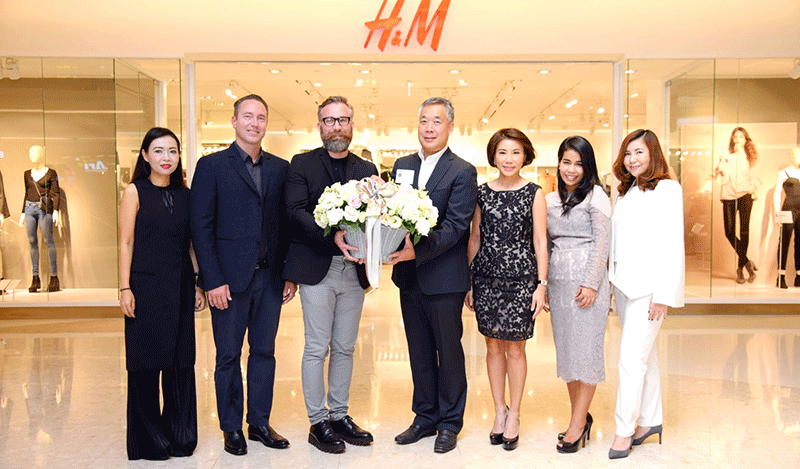 ร่วมยินดี : กวีพันธ์ เอี่ยมสกุลรัตน์ กรรมการผู้จัดการ โครงการ เดอะ คริสตัล มอบกระเช้าดอกไม้แสดงความยินดีแก่ มร.ฟิลิปป์ ลาซอว์ กรรมการผู้จัดการใหญ่
และคันทรีเมเนเจอร์ บริษัท เอชไทย (ประเทศไทย) จำกัด ในโอกาสเปิดร้านเอช แอนด์ เอ็ม (H&M) แบรนด์แฟชั่นระดับโลกจากสวีเดน สาขา คริสตัล วีรันด้า โดยมี ศุภานวิต เอี่ยมสกุลรัตน์, แมทธิว โธมัส และ อรอุมา ชวลิตธำรง ร่วมยินดี