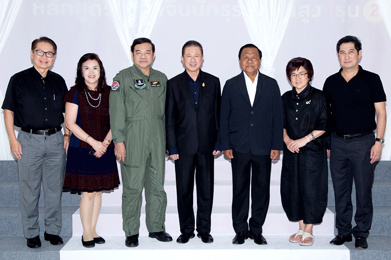 เปิดหลักสูตรภาษาจีน : สนั่น อังอุบลกุล เป็นประธานเปิดเรียนหลักสูตรภาษาจีนนักธุรกิจชั้นสูง รุ่นที่ 1 และ รุ่นที่ 2 โดยมี พล.อ.วิชิต ยาทิพย์, สมประสงค์ บุญยะชัย, นิวัฒน์ กาญจนภูมินทร์, ดวงกมล ทรงวุฒิชัย, ดร.วุฒิชัย พรรณเชษฐ์ 
และ ลัดดา เตชะมณีรัตน์ ณ สถาบันวิทยาการภาษาและวัฒนธรรมปักกิ่งกรุงเทพ เขตสาทร