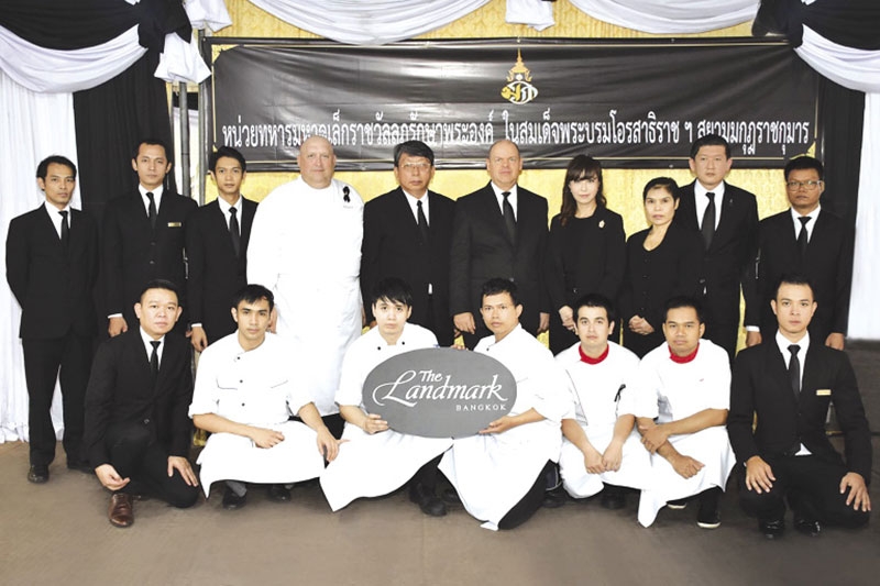 แบ่งปันน้ำใจ : คณะผู้บริหาร โรงแรมแลนด์มาร์ค กรุงเทพฯ นำโดย ดักลาส เกลน ผู้จัดการทั่วไป และ ม.ล.จันทนิภา เกษมศรี ผู้อำนวยการฝ่ายการสื่อสารการตลาด พร้อมด้วยเหล่าพนักงานอาสา ร่วมบริการอาหารเช้าโจ๊กฮ่องกง จำนวน 2,000 ชุด ให้กับประชาชนที่มาร่วมแสดงความอาลัยพระบาทสมเด็จพระปรมินทรมหาภูมิพลอดุลยเดช เพื่อถวายเป็นพระราชกุศล ด้วยสำนึกในพระมหากรุณาธิคุณอย่างหาที่สุดมิได้ ณ บริเวณท้องสนามหลวง พระบรมมหาราชวัง