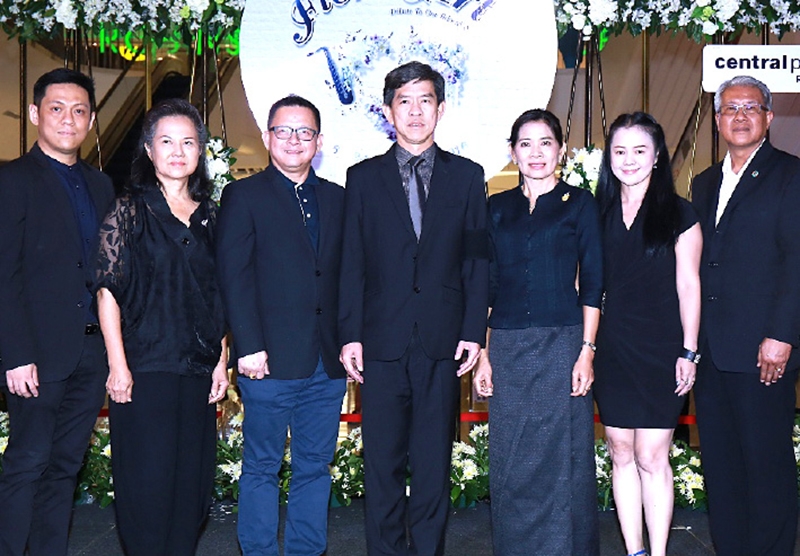 ดอกไม้กับบทเพลงของพ่อ : สุรศักดิ์ เจริญศิริโชติ ผวจ.ระยอง เปิดงาน “The Floral Art Festival @ Central Plaza Rayong” เพื่อถวายอาลัยพระบาทสมเด็จพระปรมินทรมหาภูมิพลอดุลยเดช ที่ศูนย์การค้าเซ็นทรัลพลาซา ระยอง โดยมี ธนภัทร วงษ์ประเสริฐ ผจก.ทั่วไปศูนย์การค้าเซ็นทรัลฯ ระยอง ต้อนรับ