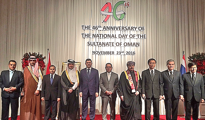 วันชาติโอมาน : H.E. Mr. Abdullah Saleh Ahmed Al-Maimani เอกอัครราชทูต
โอมานประจำราชอาณาจักรไทย จัดงานในโอกาสครบรอบ 46 ปี วันชาติโอมาน โดยมี ดร.พิเชฐ ดุรงคเวโรจน์ (รมว.วิทยาศาสตร์และเทคโนโลยี) มาร่วมเป็นเกียรติ ท่ามกลางทูตานุทูต ณ โรงแรม Inter Continental Bangkok