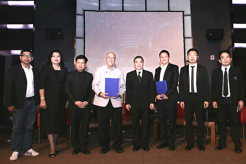 หัวหิน วินเทจคาร์ พาเหรด : ขวัญชัย ปภัสร์พงษ์ นายกสมาคมรถโบราณแห่งประเทศไทย ร่วมกับ สิทธิรัตน์ ห่อทองคำ ผู้จัดการโรงแรมเชอราตันหัวหิน รีสอร์ทแอนด์สปา แถลงข่าวจัดงาน “หัวหิน วินเทจคาร์ พาเหรด ครั้งที่ 14” ภายใต้แนวคิด “กลับหัวหิน” เพื่อเชิญชวนให้ไปเยือนหัวหิน เมืองของพ่อ และบ้านของชาวรถโบราณทุกคน พร้อมสัมผัสมนต์เสน่ห์ของรถโบราณอันทรงคุณค่าตลอดเส้นทาง กรุงเทพฯ-หัวหิน ในวันที่ 16-18 ธันวาคมนี้